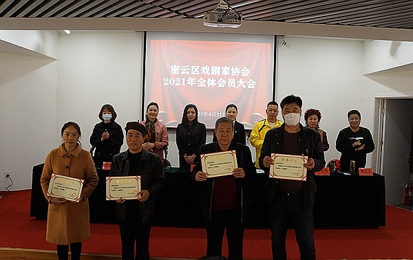 插图4：获奖会员领奖