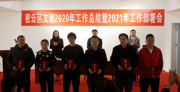 插图5：宣传工作先进个人上台领奖