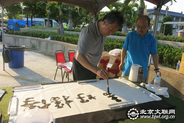 5 北京的书法家展示书法技艺。千龙网记者 纪敬摄