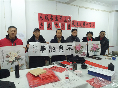 02 艺术家们为居民送上书法和国画