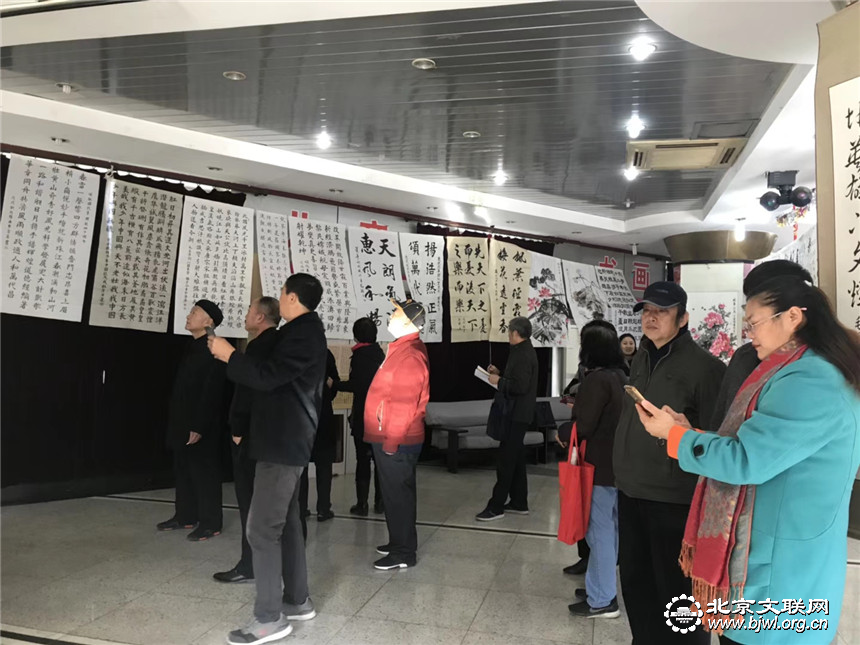 4社区居民参观书画展