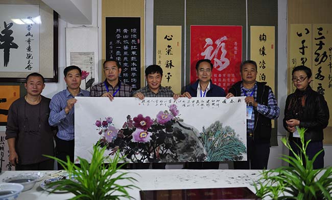 陈启刚向当地群众赠送美术作品