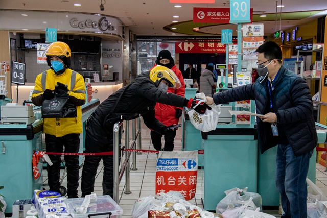 郑永康-家乐福网购配货组照005、与送货小哥交接货品