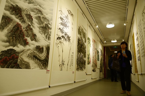 观众欣赏书画作品 观众欣赏书画作品