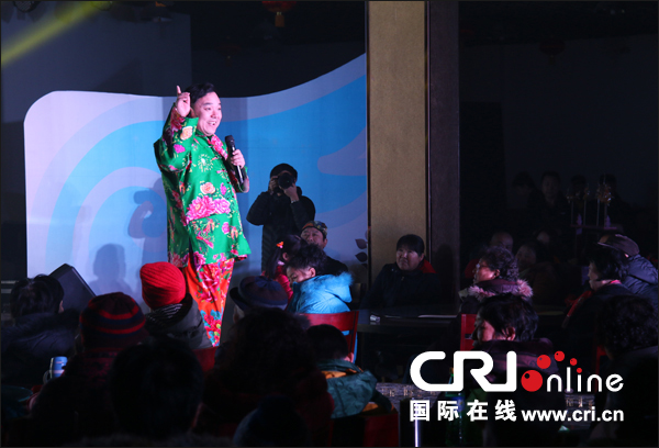 04 青年演员梁子为苏庄三里社区的居民表演滑稽、幽默的脱口秀表演《超级女声》。.jpg