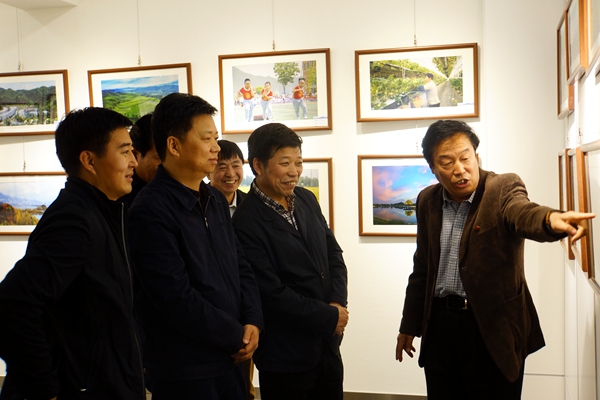 图6领导观展