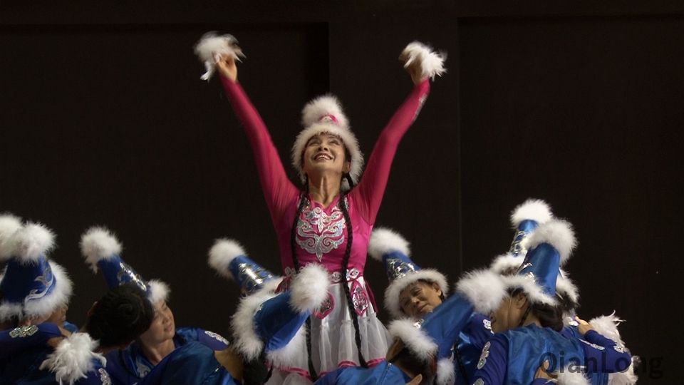 老年舞蹈队员们正在摆出优美的舞蹈造型 老年舞蹈队员们正在摆出优美的舞蹈造型