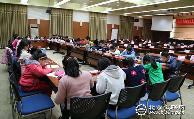 小学组的同学在进行题目为“我的朋友”的微作文比赛