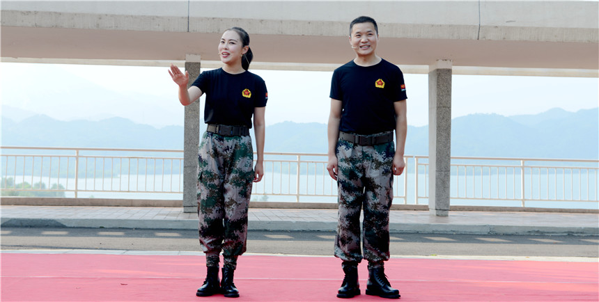 图7、刘桂彪与同事前往部队慰问演出 图7、刘桂彪与同事前往部队慰问演出