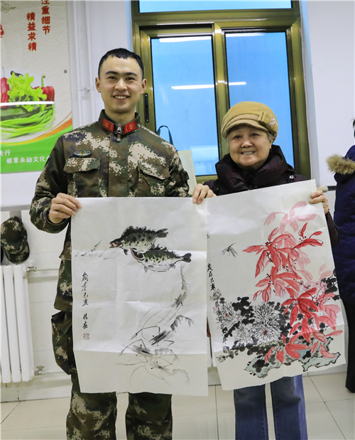 05 书画家为战士送上书画作品