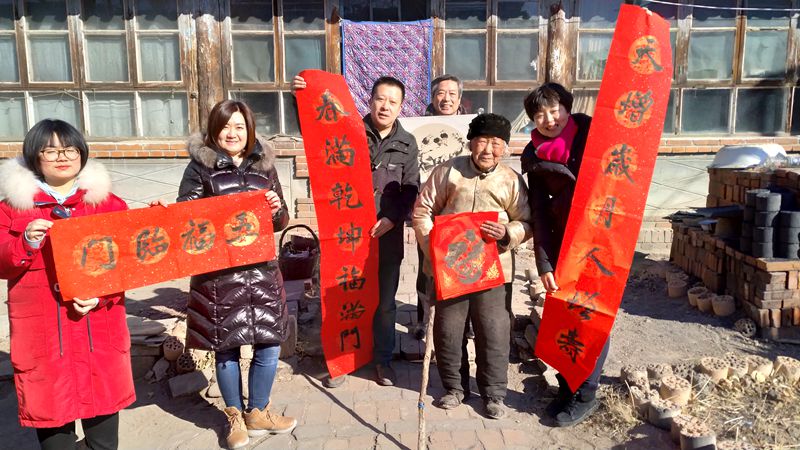 5、入户送春联