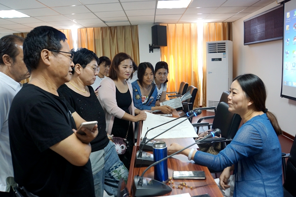 插图3：课间会员向王莉导师请教