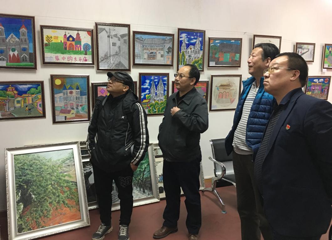 李澎等参观儿童画展
