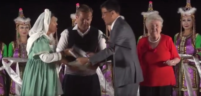 朝阳区舞协高娃舞蹈团队参加欧洲文化交流赢得赞誉.jpg 朝阳区舞协高娃舞蹈团队参加欧洲文化交流赢得赞誉.jpg