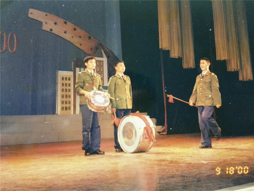 图3、在军演出队时的表演 图3、在军演出队时的表演