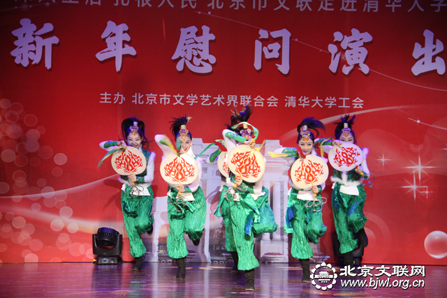 贾丽雯、高宏伟等表演太平鼓《舞动中华》