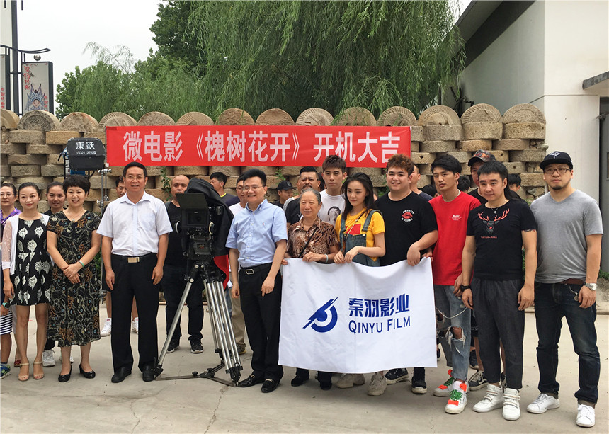 演职人员在活动现场合影