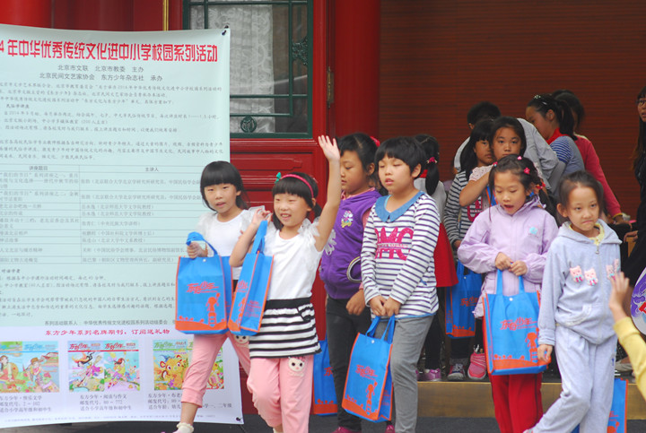 同学们听完讲座准备回家阅读”东方少年“赠送的图书啦_副本.jpg