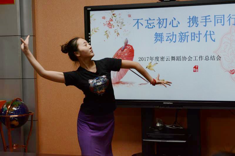 插图3：新会员胡荠文舞蹈展示