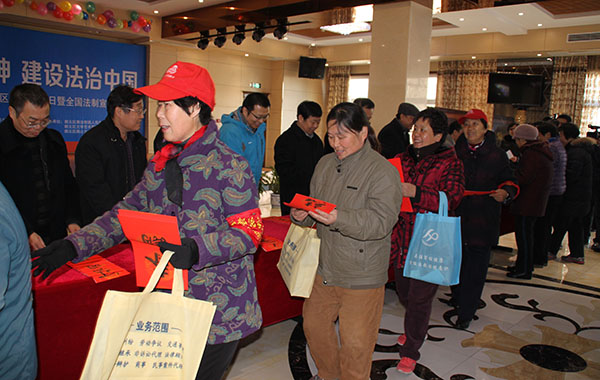 向参与活动的群众发放对联 向参与活动的群众发放对联