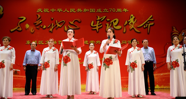 8诗朗诵《中国红日》