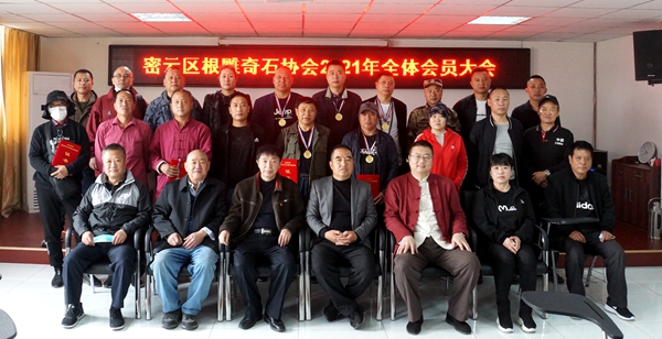 插图6：出席领导与会员合影留念