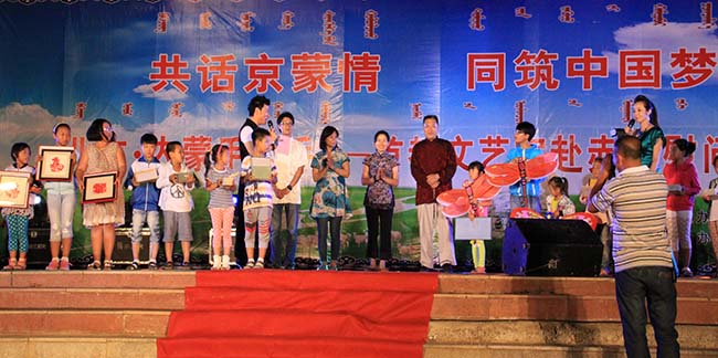 民间文艺家向观众赠送作品