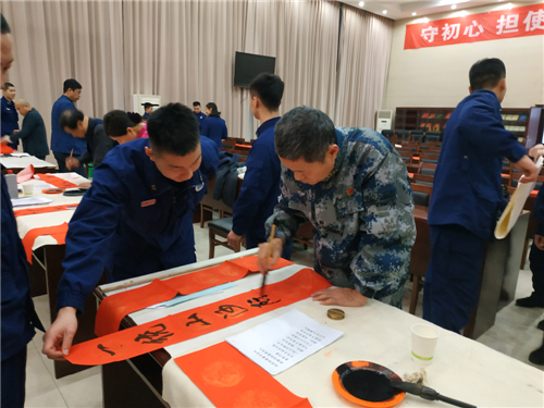 03 东城书法家协会的书法家们为官兵写春联送“福”字