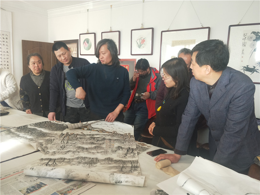 何加林为美术爱好者授课 何加林为美术爱好者授课