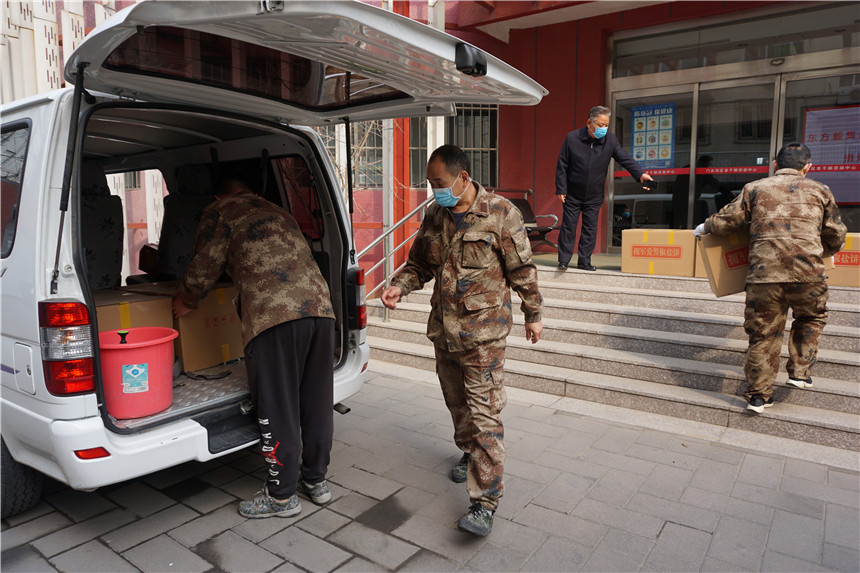3-捐赠物品卸车（王魏摄）
