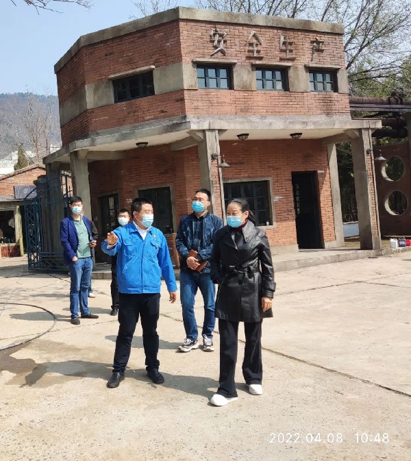 插图2：肖铁成为刘彦红主席（右一）一行作介绍