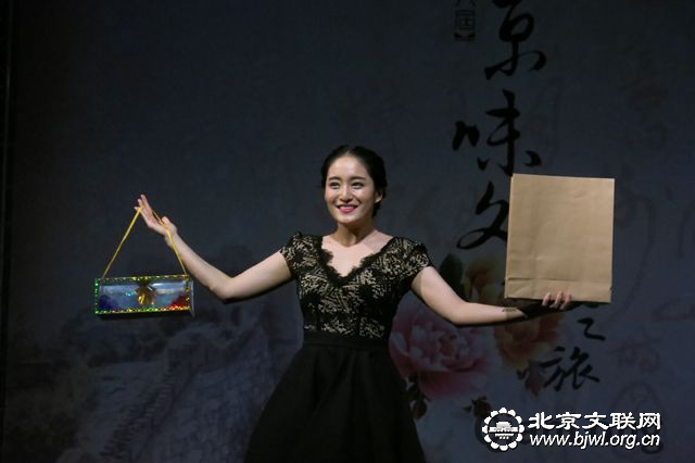 13 魔术家于点儿曾荣获第九届中国杂技金菊奖（铜奖）。千龙网记者 纪敬摄