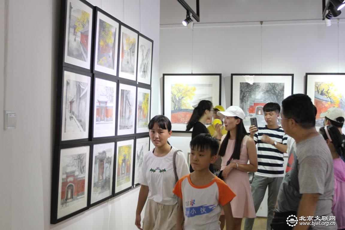 观众参观798胡同文化展区