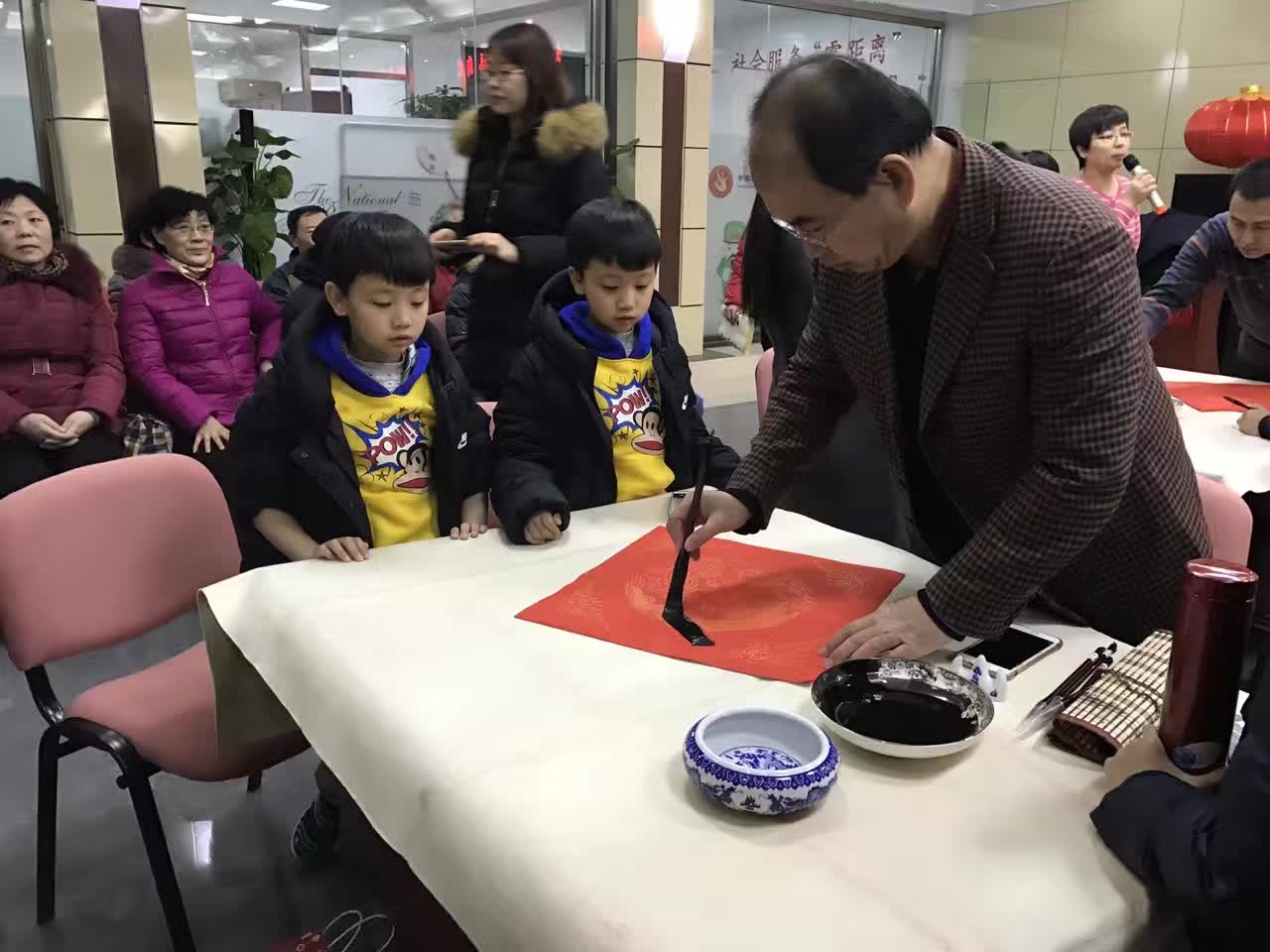 书法家为小朋友们讲解书法知识