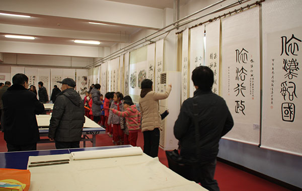 活动现场观众观展 活动现场观众观展
