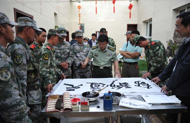 图集：北京市文联组织首都文艺家赴新疆和田慰问演出(2/13)